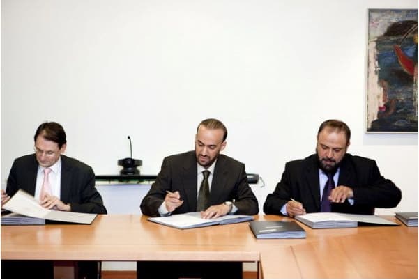 Firma de un acuerdo de compraventa entre las partes en CABA