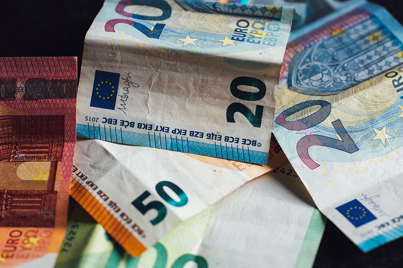 Billetes y dinero en efectivo: los costos e impuestos que deja la venta en CABA