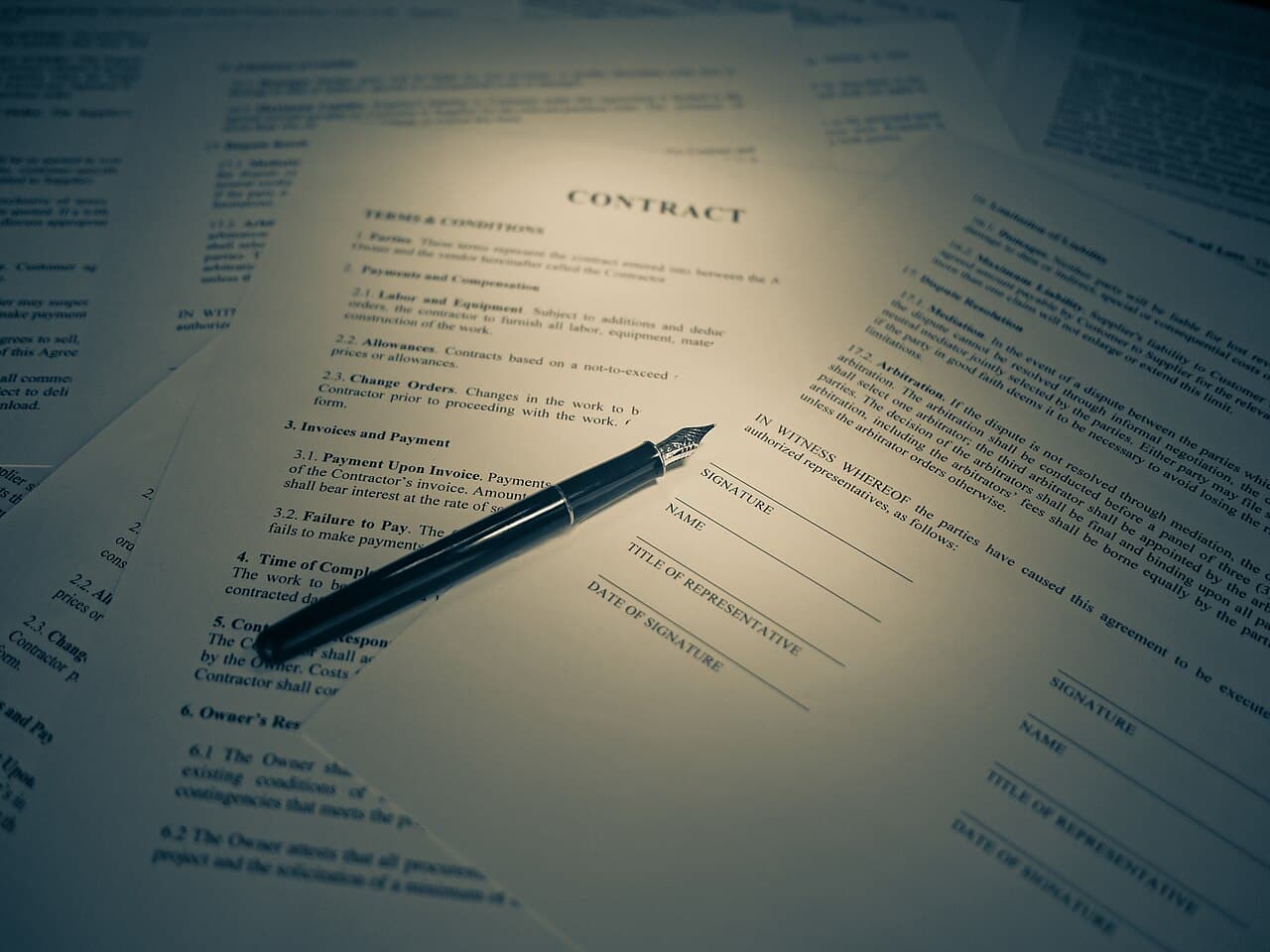 Contrato de compraventa y documentación legal sobre un escritorio, papeles para vender en CABA
